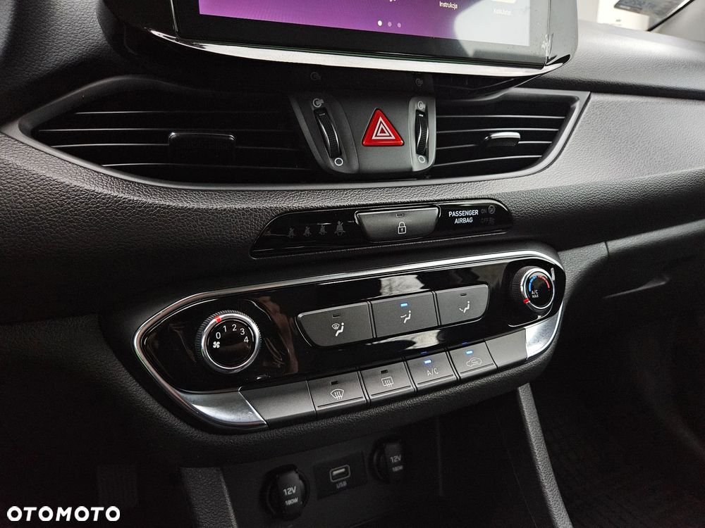 Hyundai i30 1.5 DPI Classic + - 16