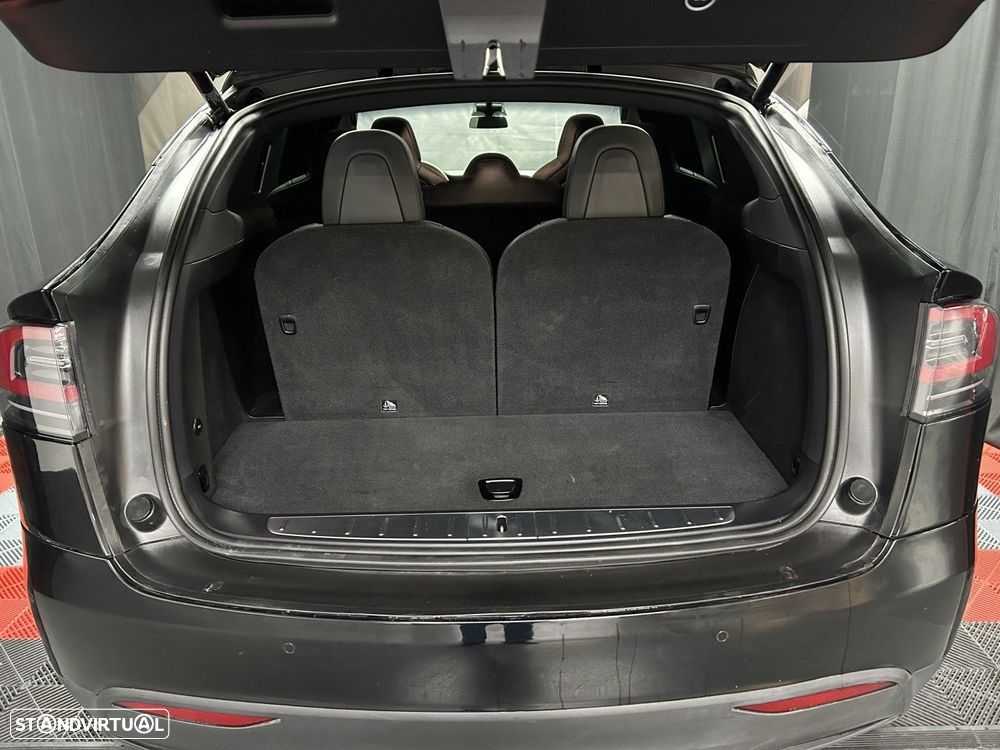 Tesla Model X - 17
