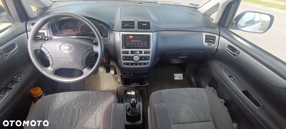 Toyota Avensis Verso - 6