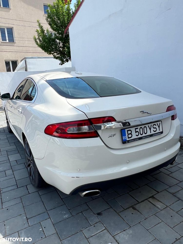 Jaguar XF 2.7D Luxury - 6