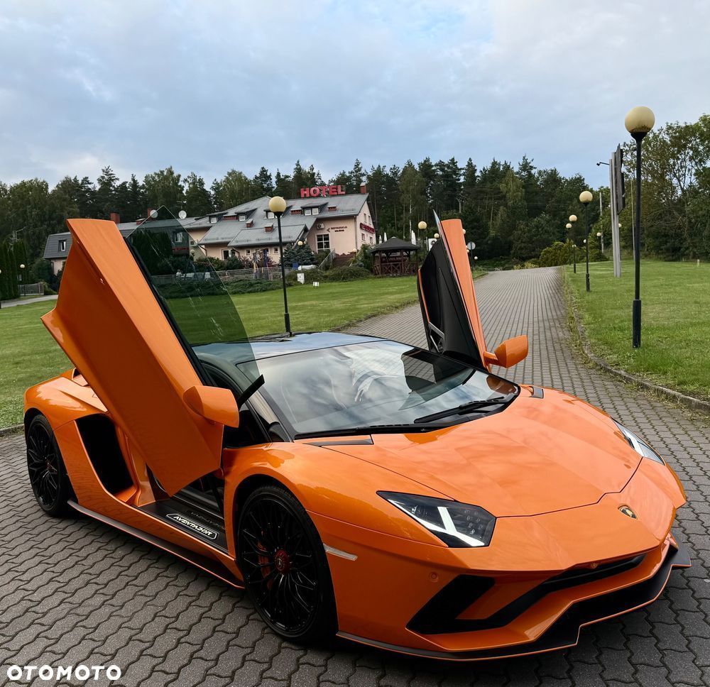 Lamborghini Aventador - 4