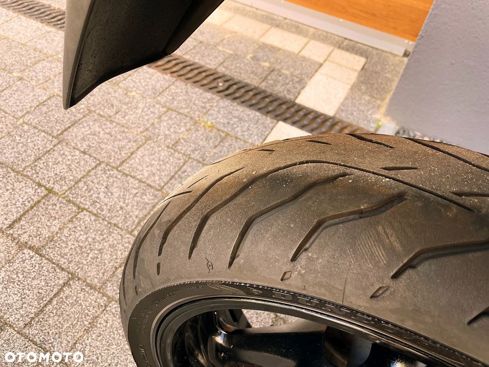 Suzuki GSR - 11