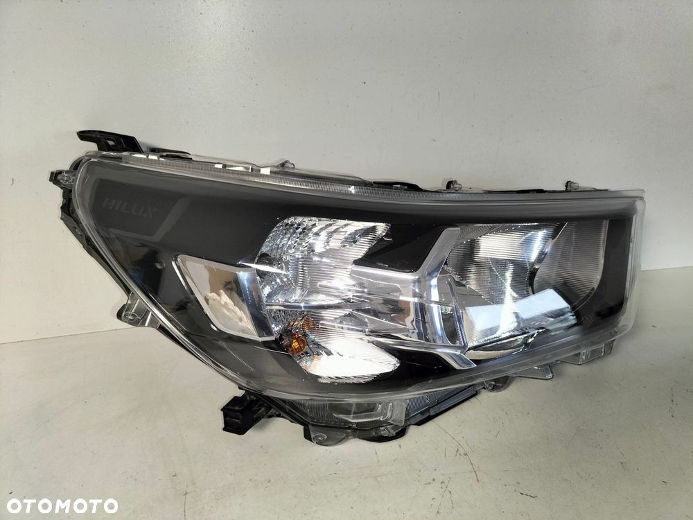 lampa przednia reflektor prawa toyota hilux viii lift 20- - 3