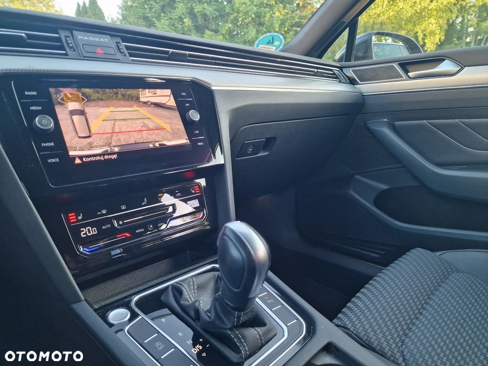 Volkswagen Passat Variant 2.0 TDI SCR DSG R-Line - 17