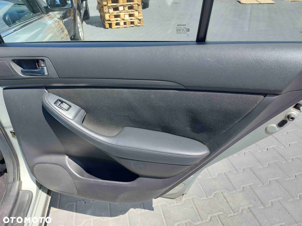 DRZWI KOMPLETNE PRAWY TYŁ AVENSIS T25 HB 6T1 - 2