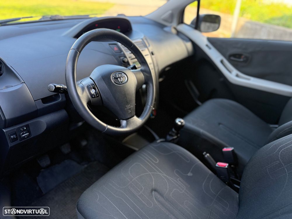 Toyota Yaris 1.0 VVT-i AC Manual+VSC - 11