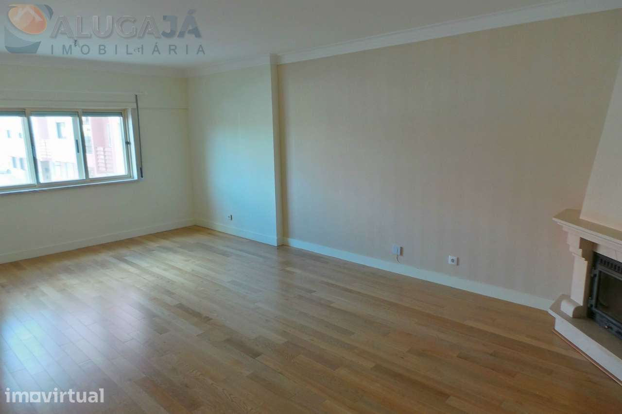 Apartamento T2 em zona central de São Marcos com lareira e marquise - Grande imagem: 2/26