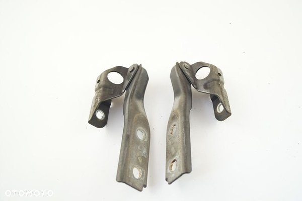 Zawias maski lewy prawy przedni Audi A3 8P lift LZ7L 8P0823301B 8P0823302B