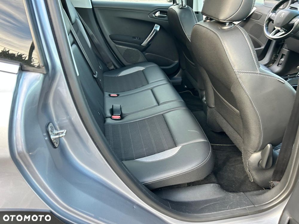Peugeot 2008 1.2 Pure Tech GPF Allure S&S EAT6 - 26