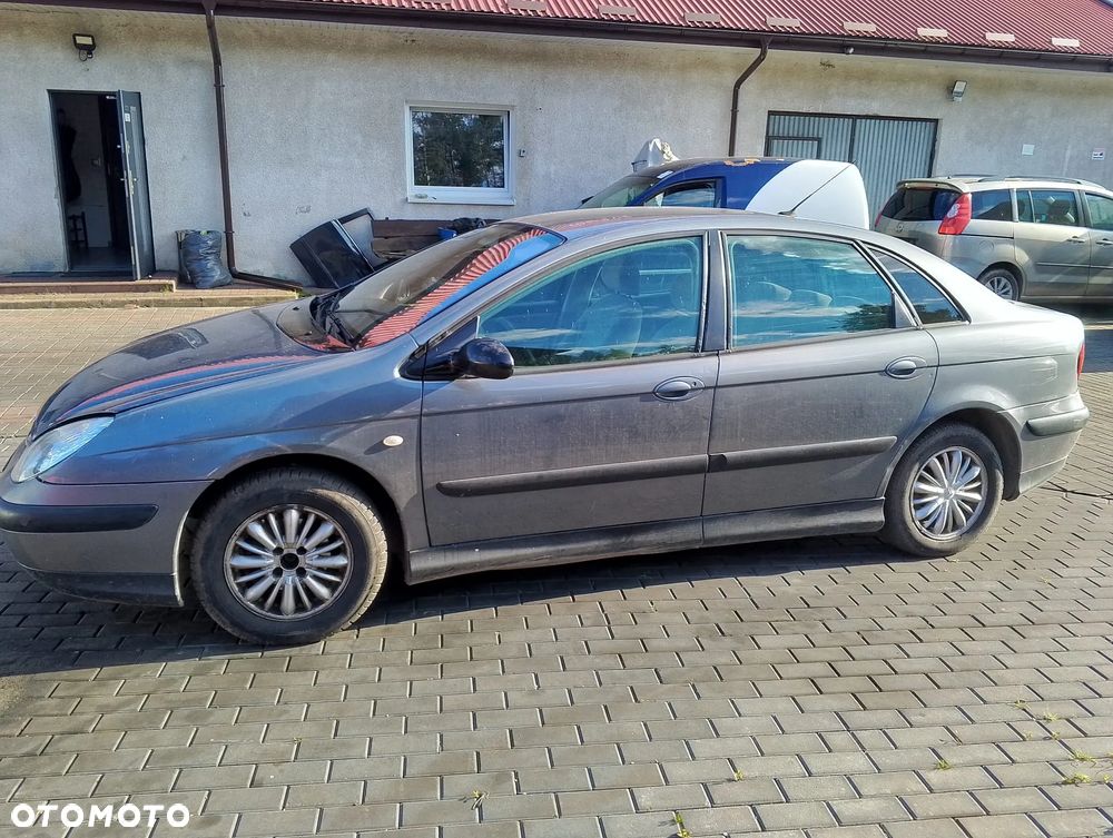Citroen C5 I przed Lift (01-04r.) 1.8B 115KM. Silnik 6FZ EW7J4 Skrzynia 20DL29 lakier EYT.Cały na części. GWARANCJA !!! Przód Tył Zestaw Komplet Drzwi Klapa Zderzak Błotnik Maska Grill Atrapa Szyba Pas Lampa Lusterko Boczki Fotel Kanapa Kokpit Deska Rozdzielcza Przełącznik Włącznik Sterownik Przewody Wiązka Instalacja Moduł Komputer Czujnik Listwa Pompa Alternator Wtryski Głowica Rozrusznik Kompresor Sprzęgło Dwumas Silnik Skrzynia ABS Klimatyzacji Paliwa Wspomagania Kolektor Turbina Przepustnica Zawór Chłodnica Koło Hak Belka Sanki Zawieszenie Mcpherson Półoś Amortyzator Wydech Tłumik Zacisk Most - 4