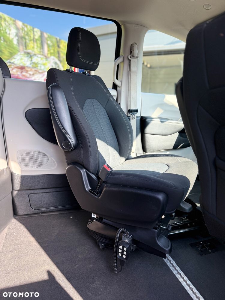 Chrysler Pacifica - 14
