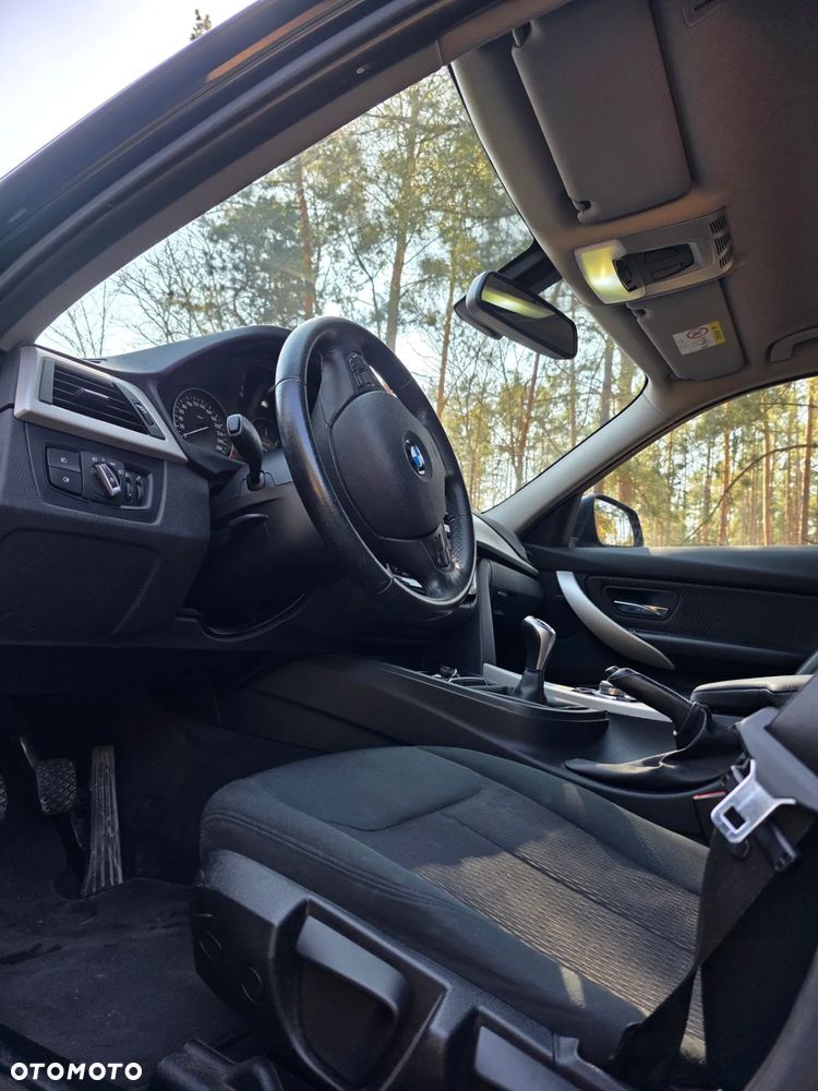 BMW Seria 3 320d Touring - 12