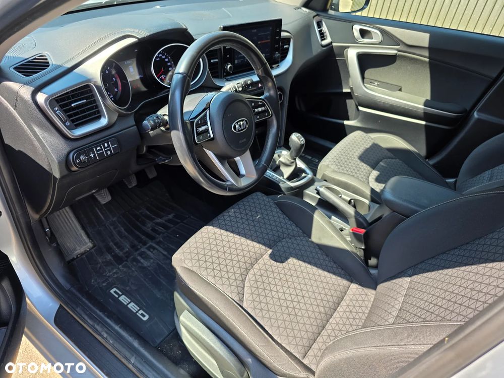 Kia Ceed 1.6 CRDi mHEV M - 10