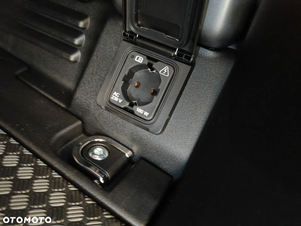 Land Rover Defender - 35