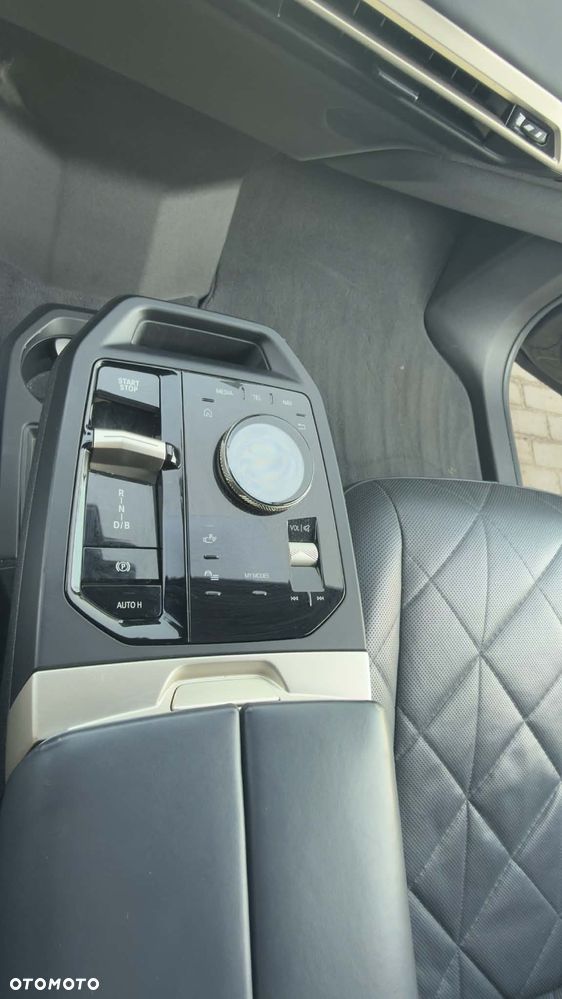 BMW iX xDrive40 76.6kWh Signature - 13