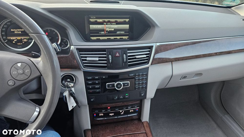 Mercedes-Benz Klasa E 300 CDI DPF BlueEFFICIENCY 7G-TRONIC Elegance - 21