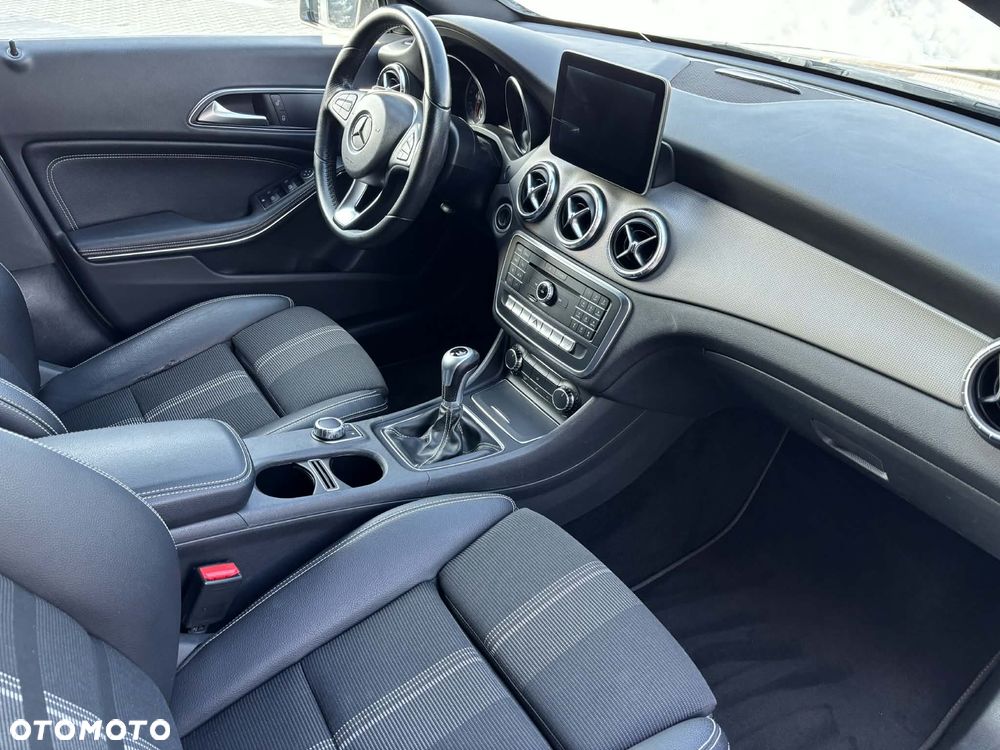 Mercedes-Benz CLA 180 Peak Edition - 22