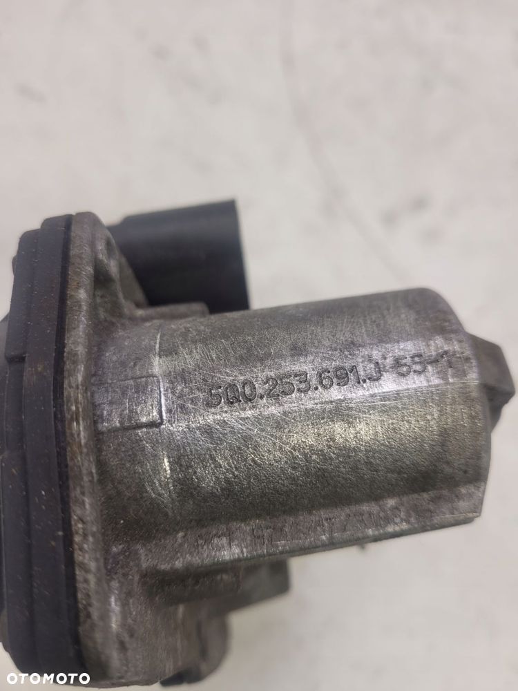 PRZEPUSTNICA SPALIN AUDI A4 B9 A5 2.0 5Q0253691J - 5