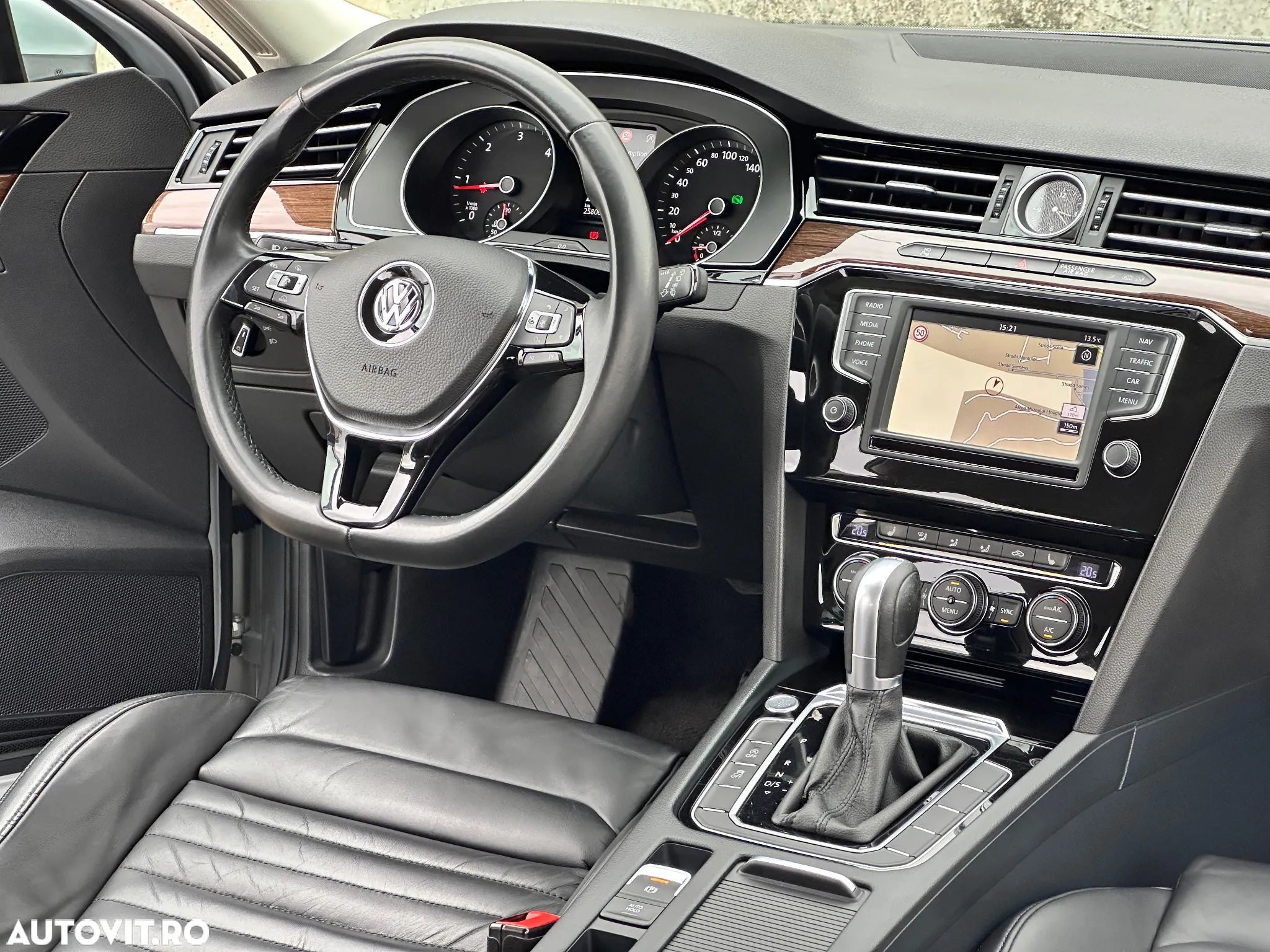 Volkswagen Passat Variant 2.0 TDI DSG Highline - 11