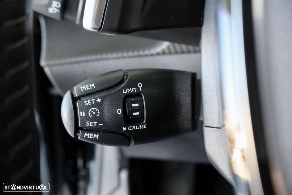 Peugeot 208 1.2 Hybrid Allure e-DCS6 - 17