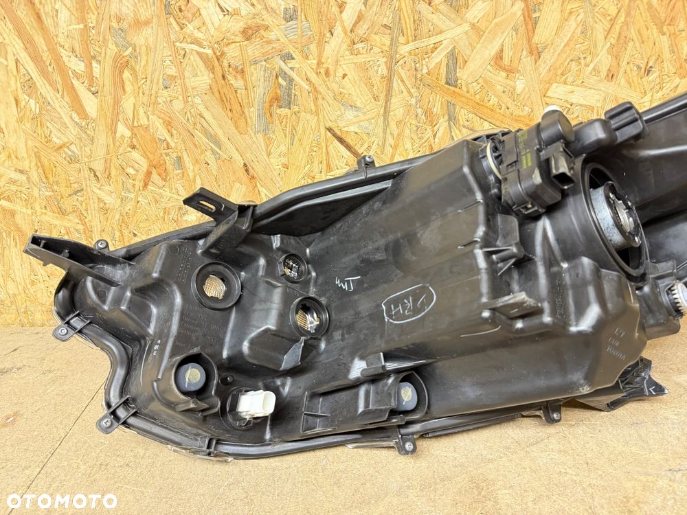 TOYOTA YARIS IV 2020- LAMPA PRAWY PRZÓD ZWYKŁA SOCZEWKA KOITO K0-6 EU - 6