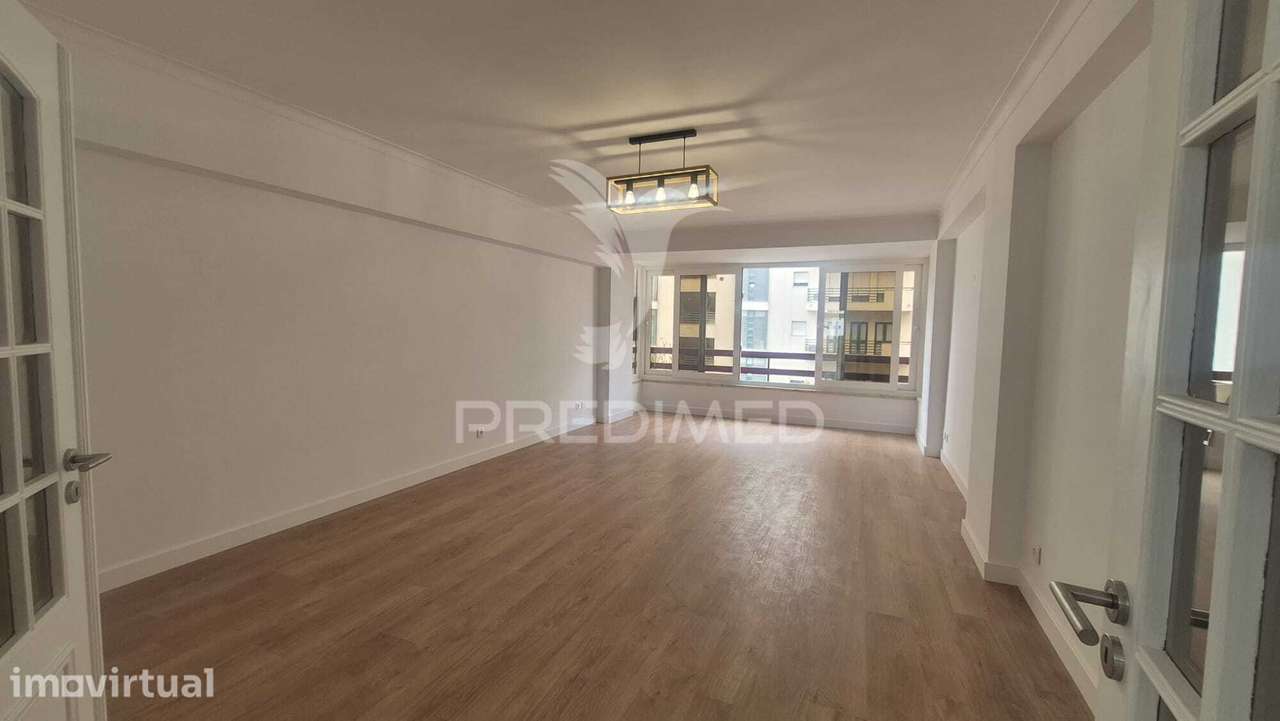 Apartamento T3 totalmente remodelado, situado na prestigiada Estrad... - Grande imagem: 3/27