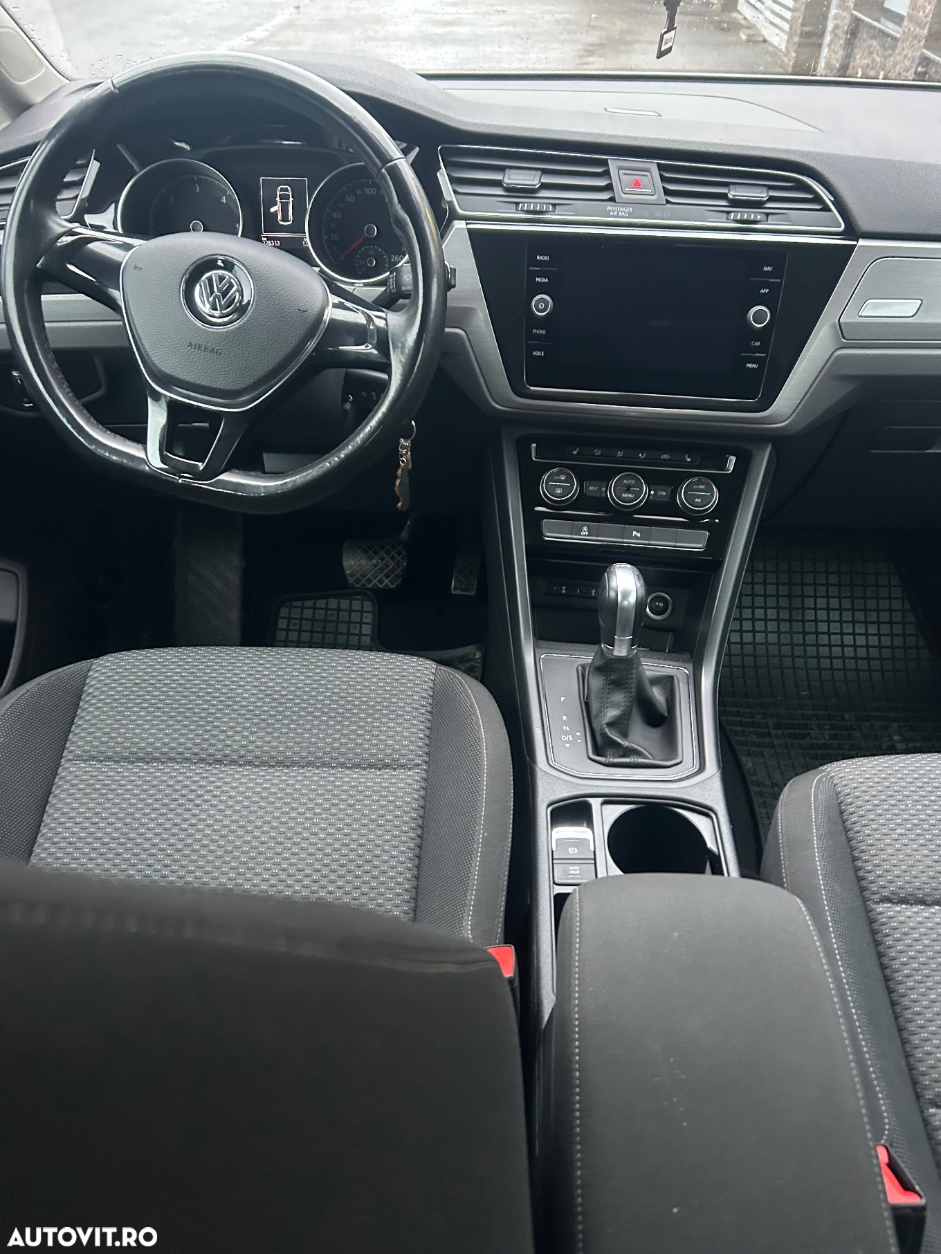 Volkswagen Touran 2.0 TDI DSG Comfortline - 9