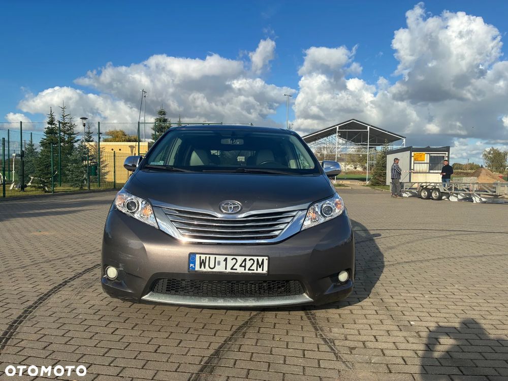 Toyota Sienna 2012 photo 2