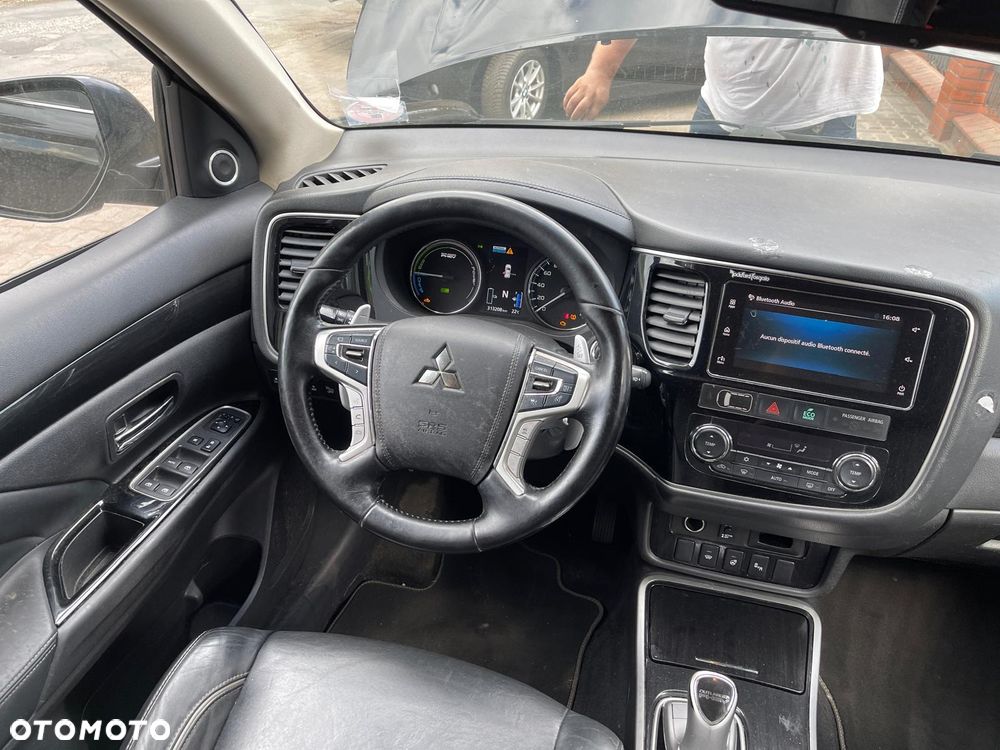 Mitsubishi Outlander Instyle NAVI + - 8