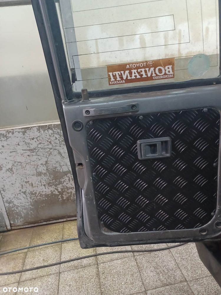 Toyota Land Cruiser - 22