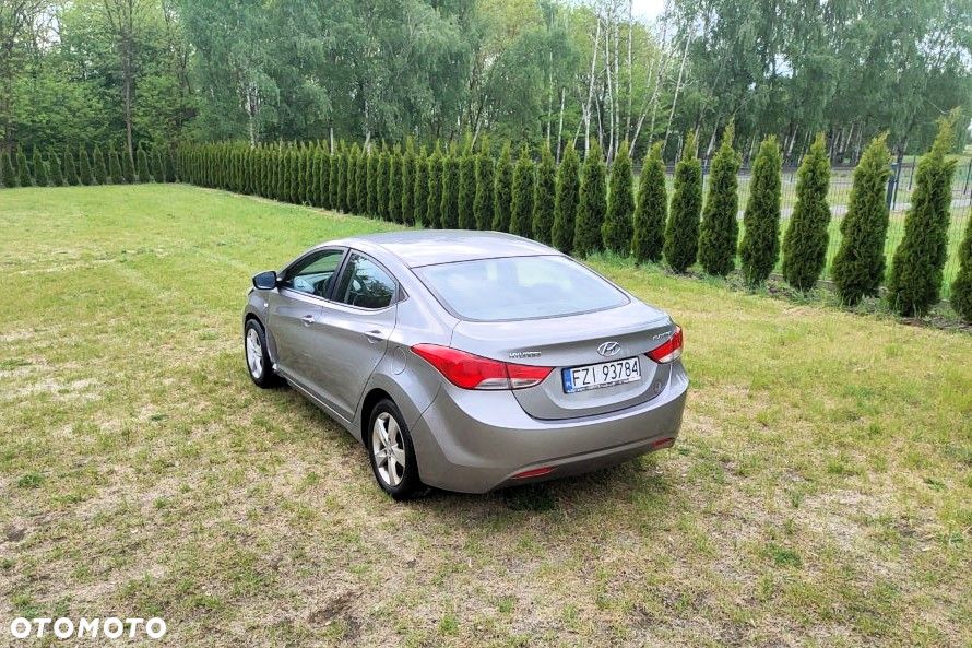 Hyundai Elantra - 4