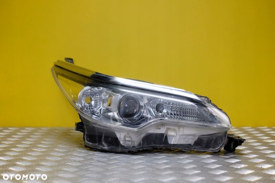 TOYOTA FORTUNER 2015- REFLEKTOR LAMPA ZWYKŁA PRAWA