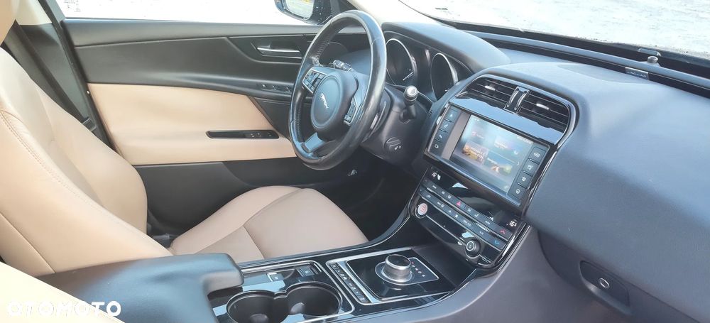Jaguar XE 2.0 T Prestige - 8
