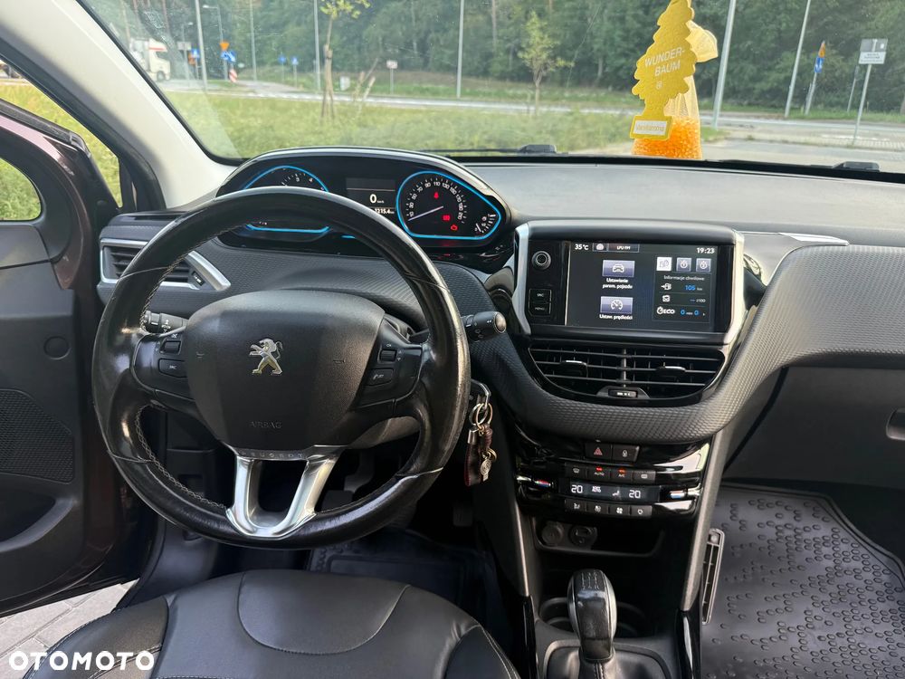 Peugeot 2008 1.2 Pure Tech Allure S&S - 11