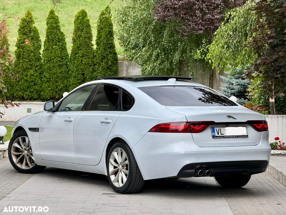 Jaguar XF 20d RWD Portfolio - 5