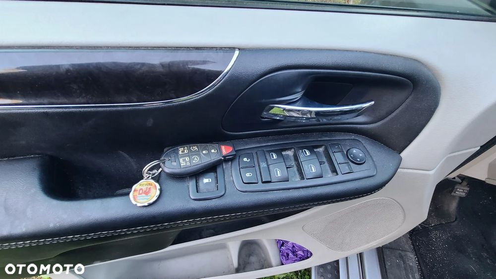 Chrysler Town & Country - 17