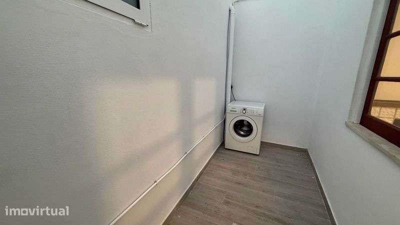 Prédio Carregal do Sal - T2 Duplex mais loja Comercial - Zona Cento - Grande imagem: 4/11