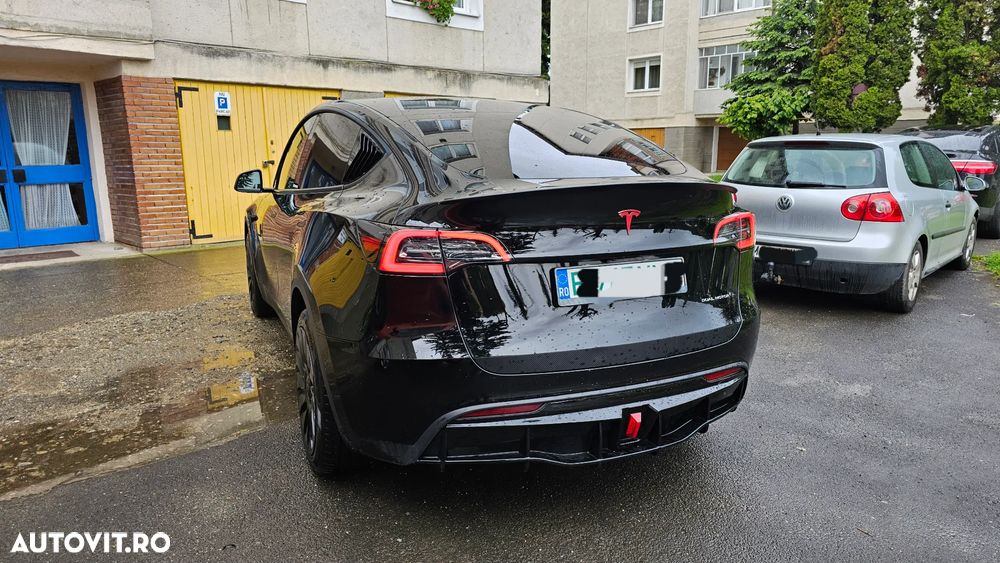 Tesla Model Y AWD Performance - 11