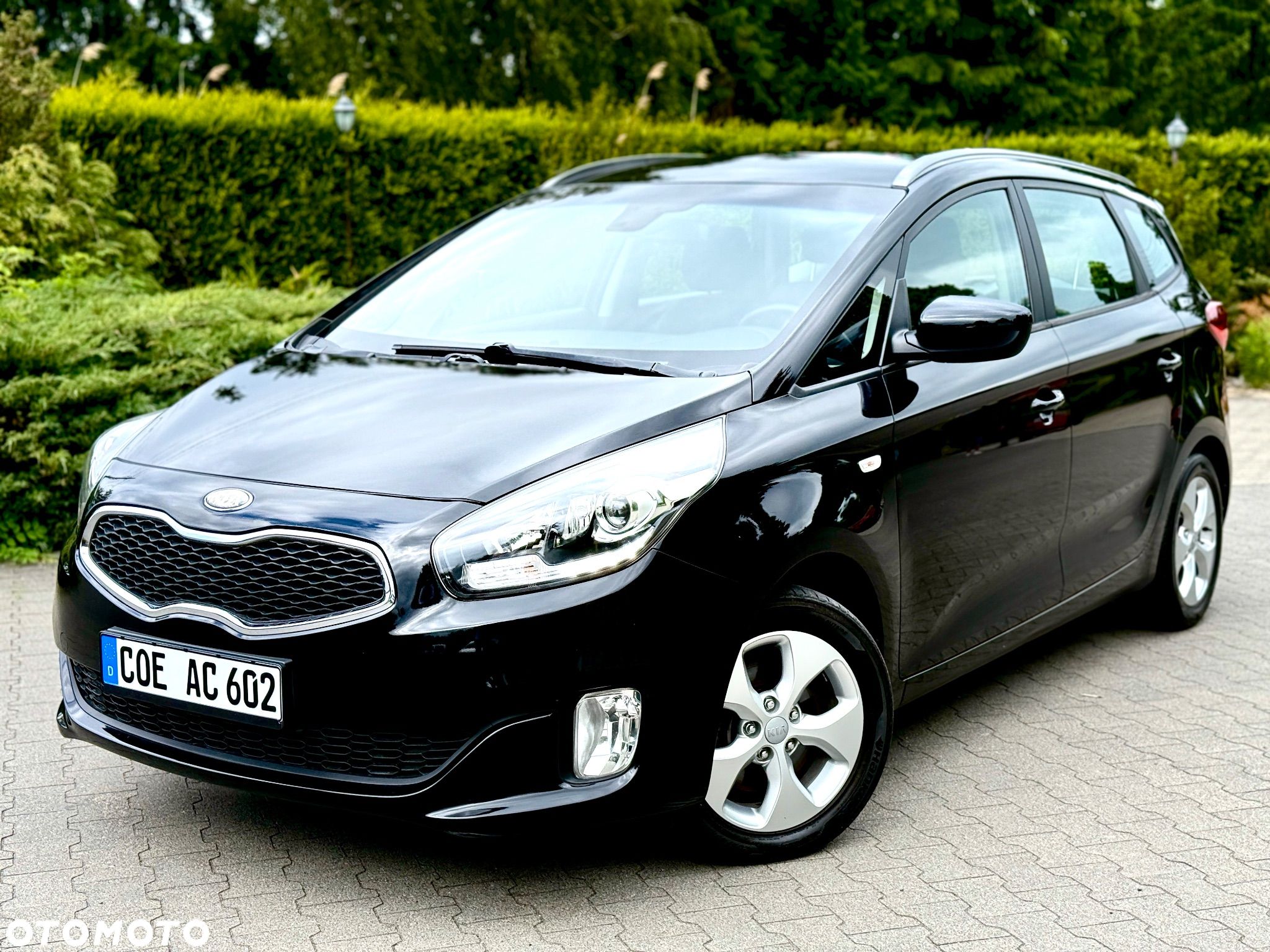 Kia Carens 1.6 GDI Dream Team Edition - 1