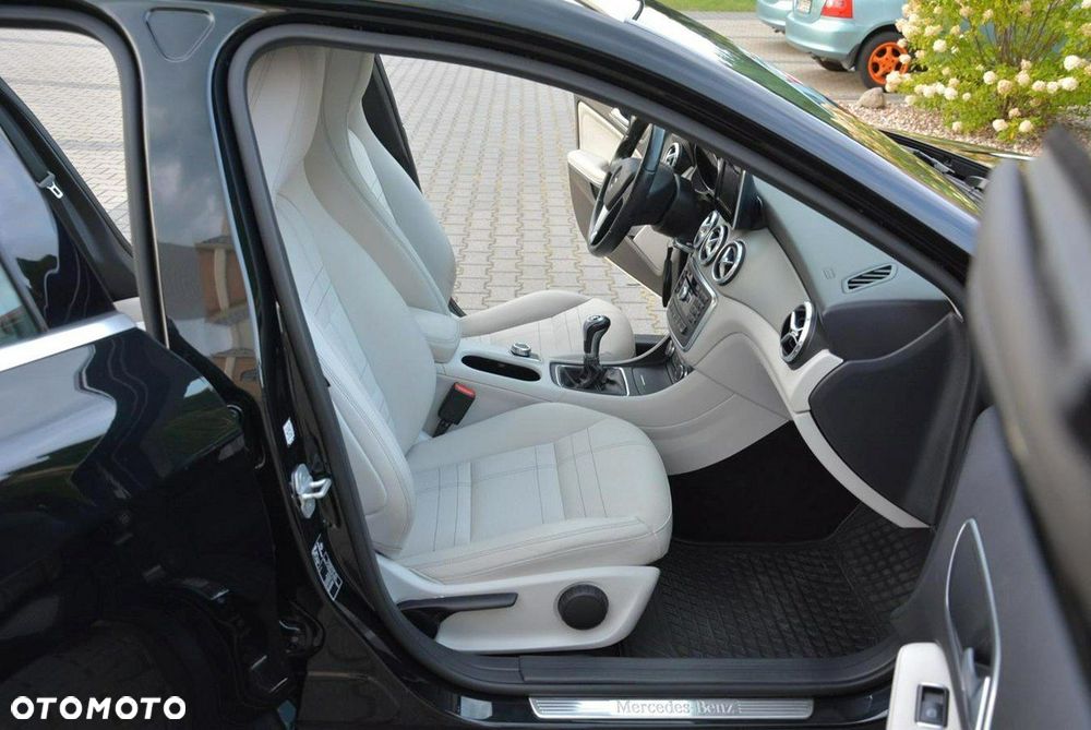 Mercedes-Benz GLA 200 Urban - 17