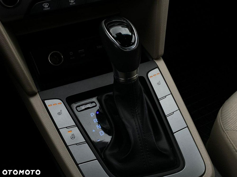 Hyundai Elantra - 24