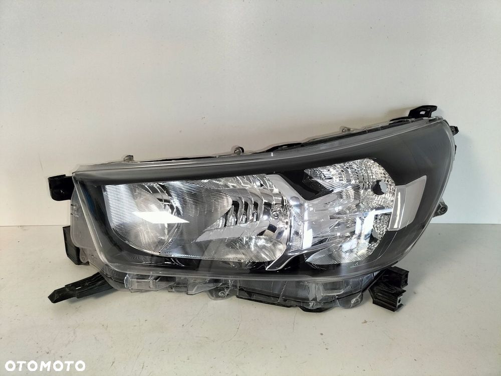 Lampa przednia reflektor lewa TOYOTA HILUX 8 VIII LIFT 20- - 1