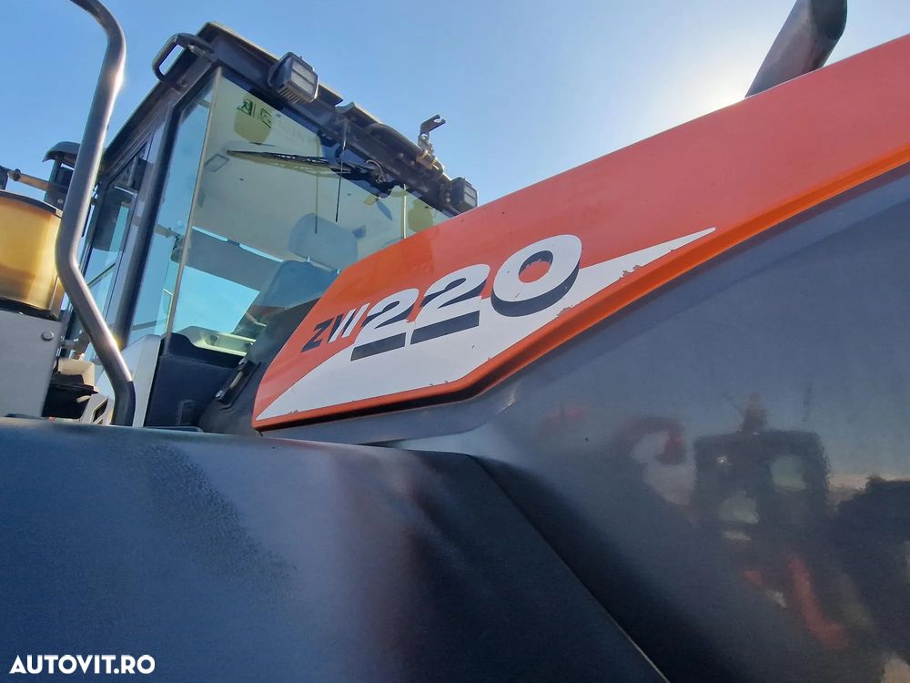 Hitachi ZW220, CUPA 3,5mc, 2018, 24.,392km, 5.880h, consum mediu 8l/h, Gresare automata, Anv MICHELIN 60% OK, ridica 15t, motor 201CP stage IV, basculare cupa la 4,2m, CUPLA RAPIDA, Posibilitate leasing 3 ani, PROMOTIE 86900 EUR+Tva - 17