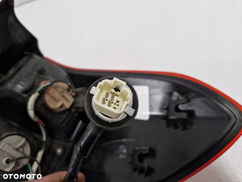 SUZUKI VITARA III 3 LAMPA LEWY TYŁ TYLNA W BŁOTNIK - 7