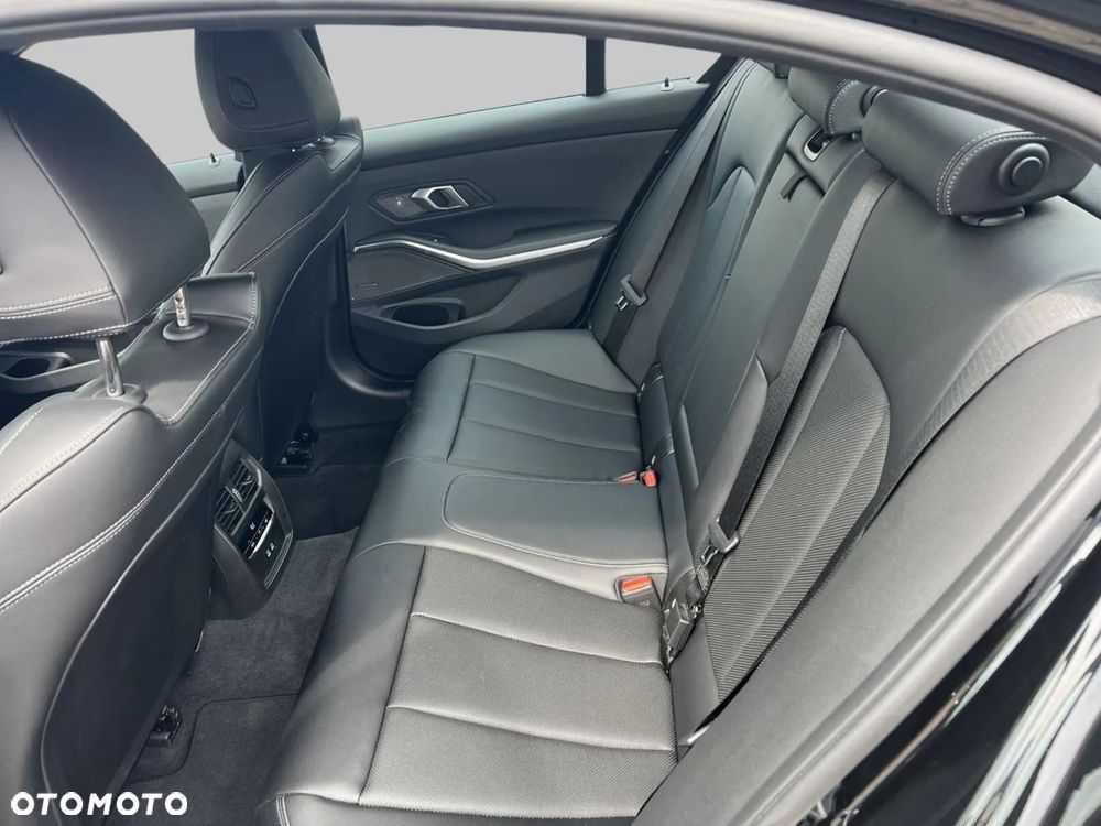 BMW Seria 3 318i M Sport - 11