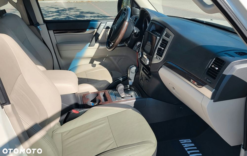 Mitsubishi Pajero - 27