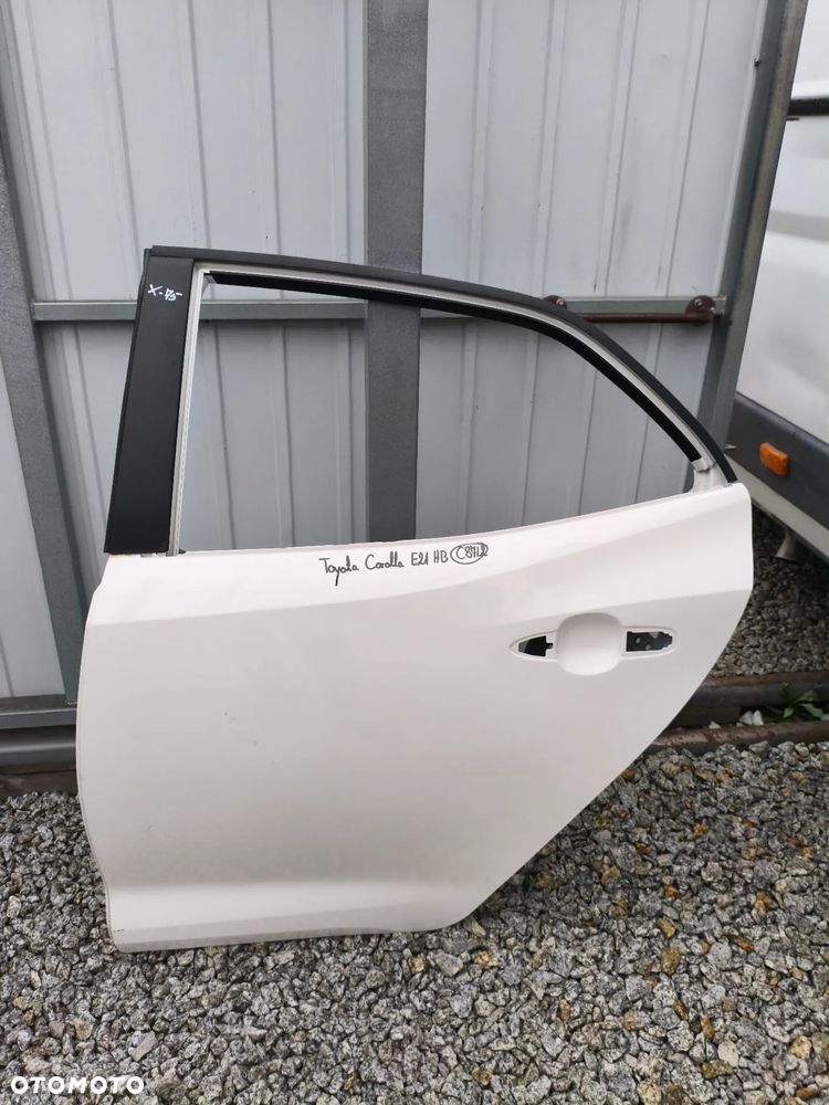 TOYOTA COROLLA E21 HB DRZWI LEWE TYLNE TYŁ POZNAŃ GIEŁDA X75 - 1