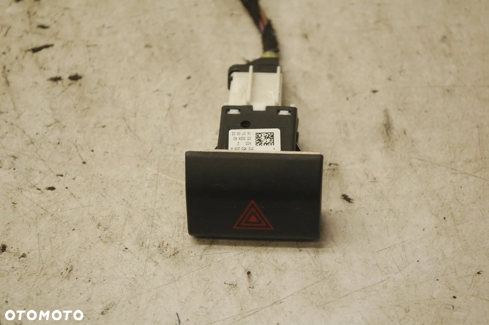 PRZEŁĄCZNIK PRZYCISK AWARYJNYCH 3T0953235A SKODA SUPERB II 3T0953235C - 1