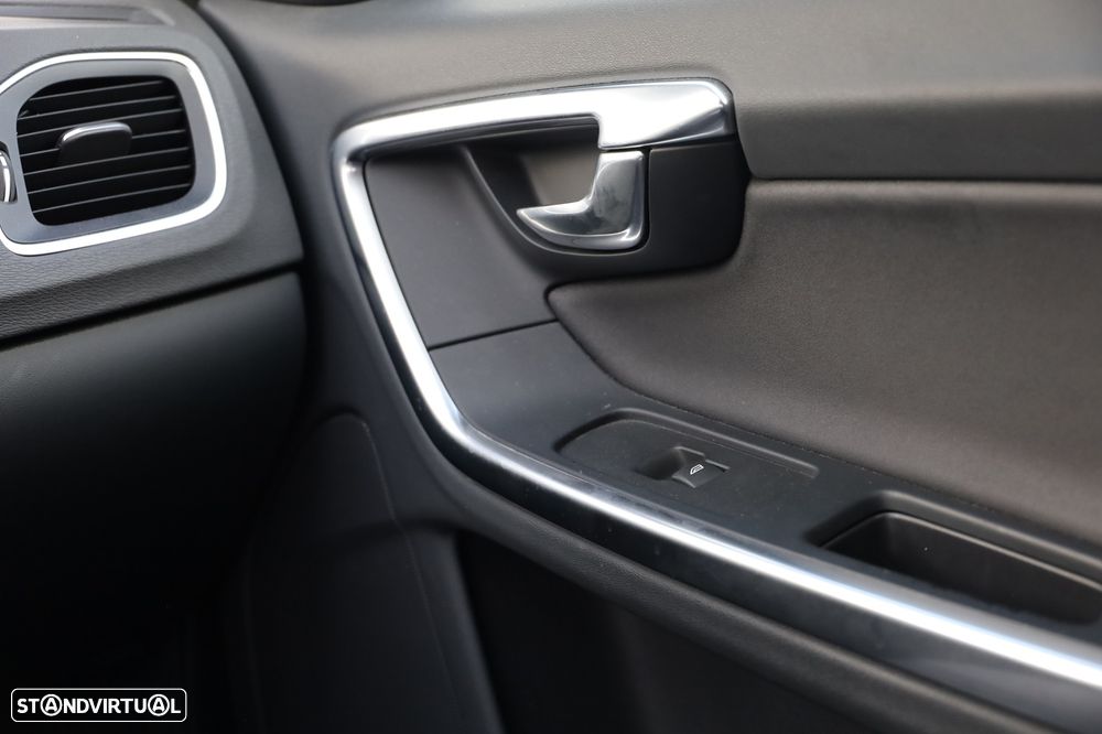 Volvo V60 2.0 D3 R-Design Start/Stop - 25