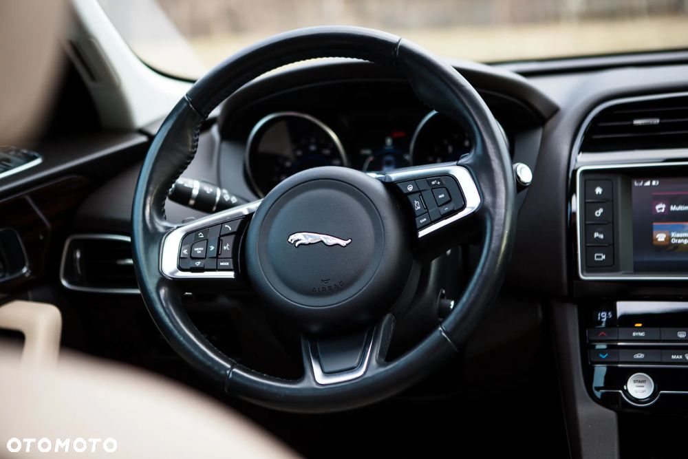Jaguar F-Pace 25t AWD Prestige - 14